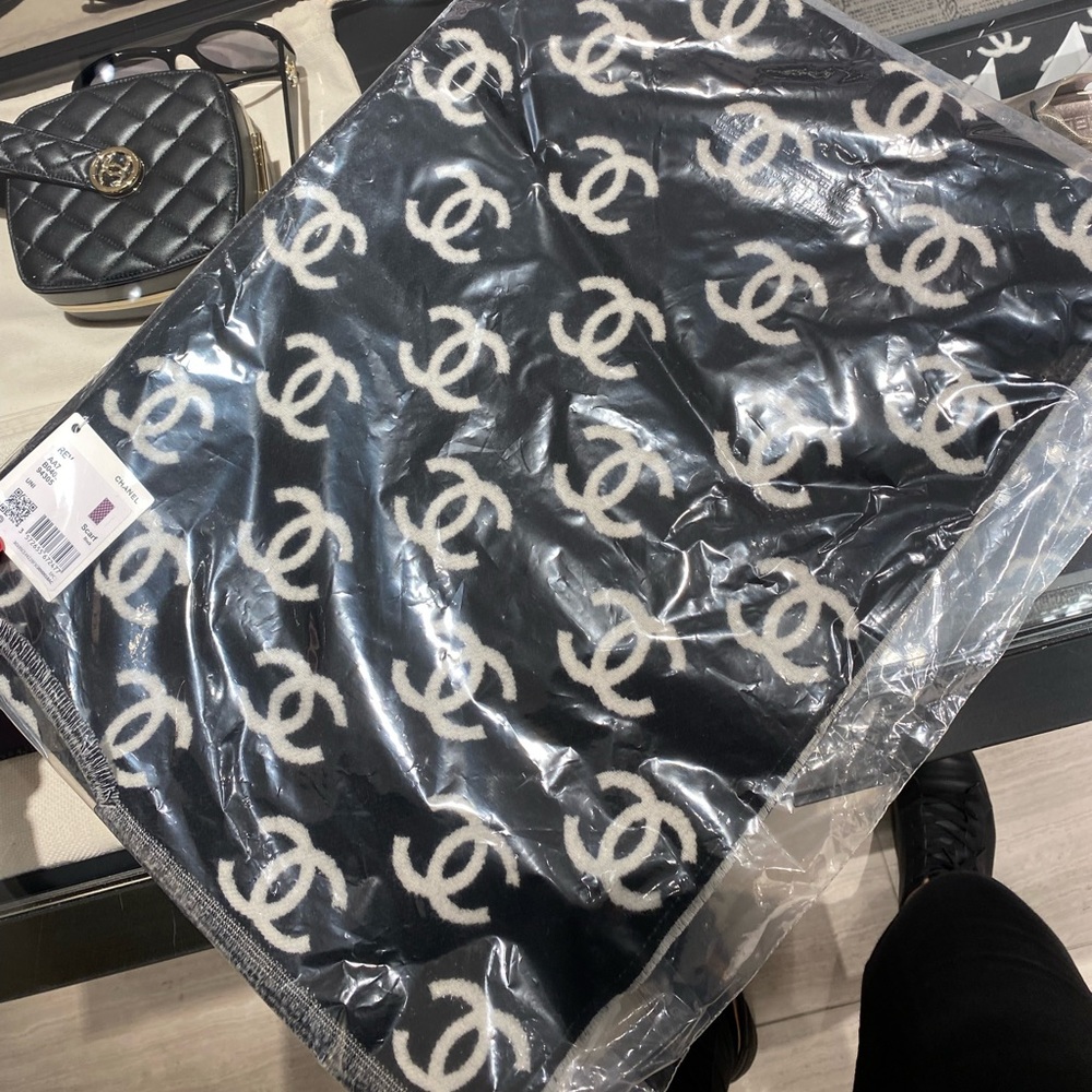 2024/2025 AUTH BNWT Chanel CC Logo Black and White Cashmere Wool Scarf - Picture 5 of 5
